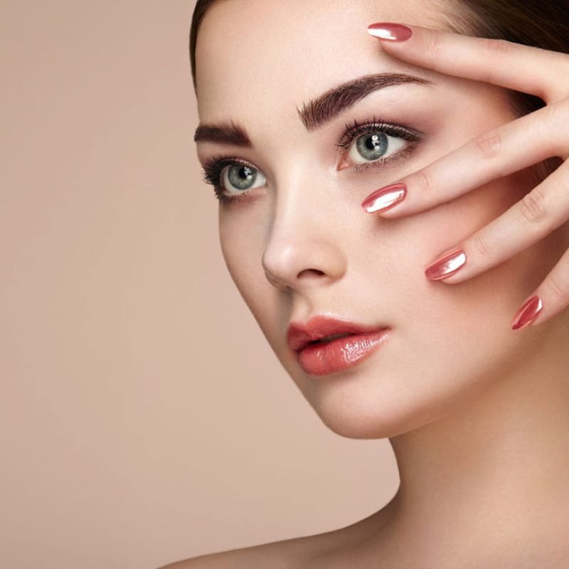 beauty-brunette-woman-with-perfect-makeup-PHBLPSY.jpg